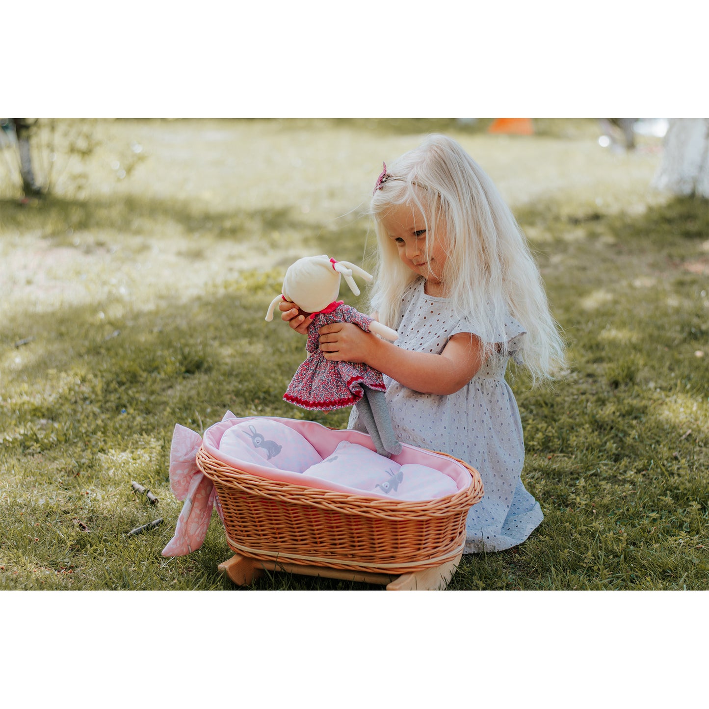 Lena wiklinowy wózek i kołyska dla lalek z różowym obszyciem, kołderką i poduszką TheWickerStories