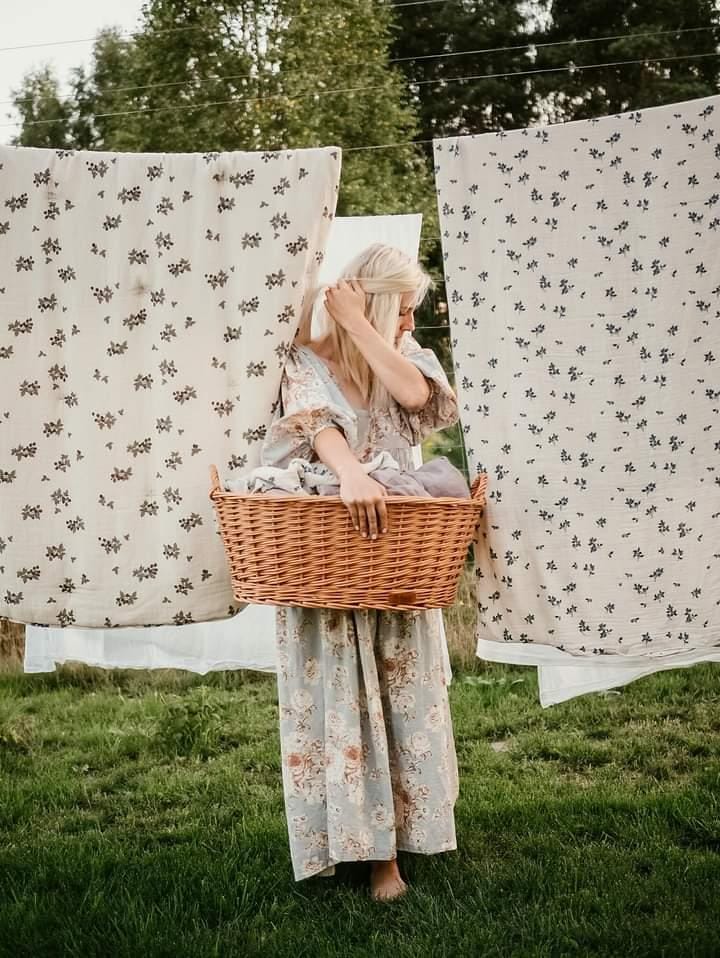 Milvus wiklinowy kosz z beżowym obszyciem i uchwytami TheWickerStories