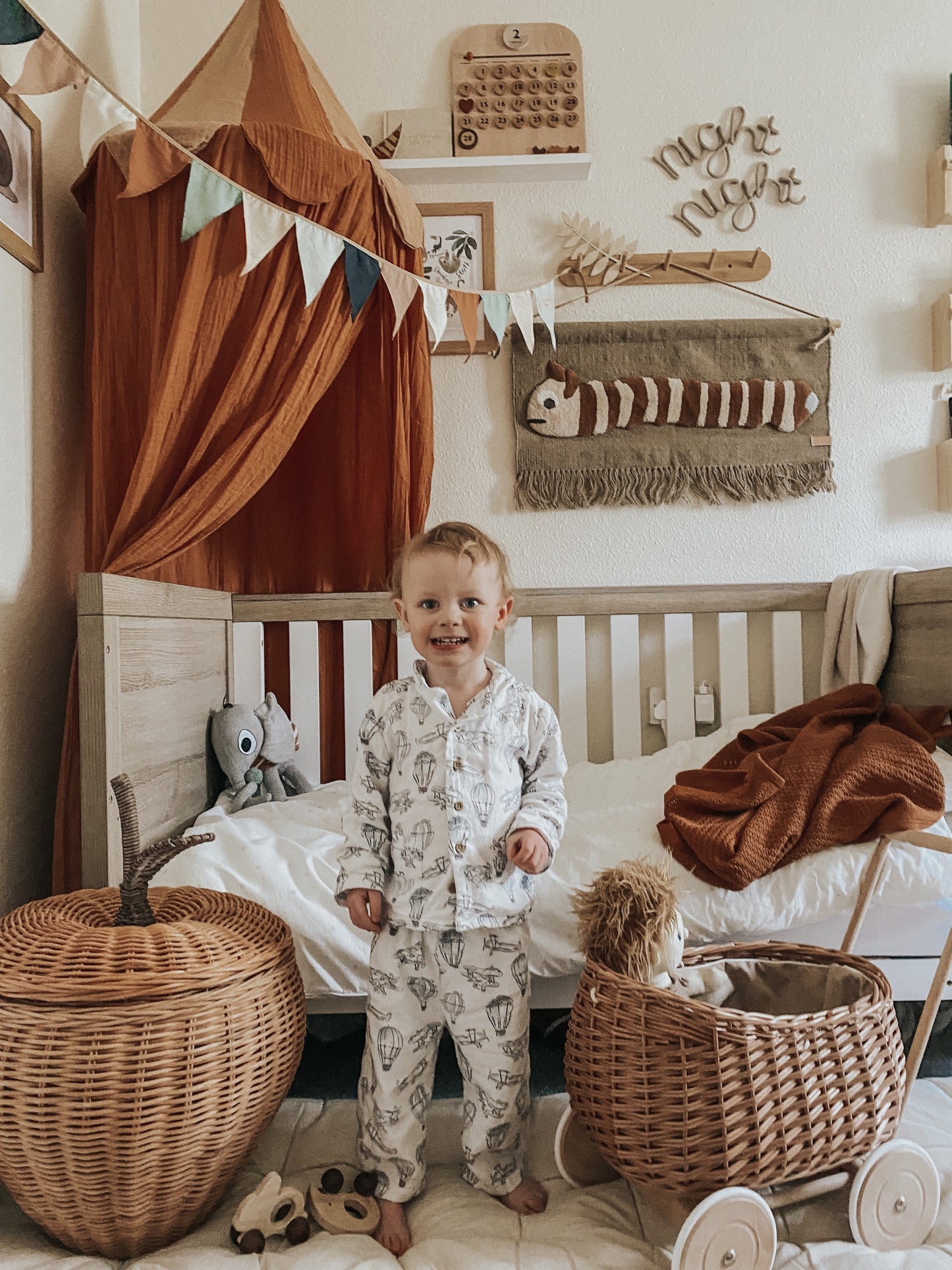 Luke wiklinowy wózek pchacz z beżowym obszyciem TheWickerStories