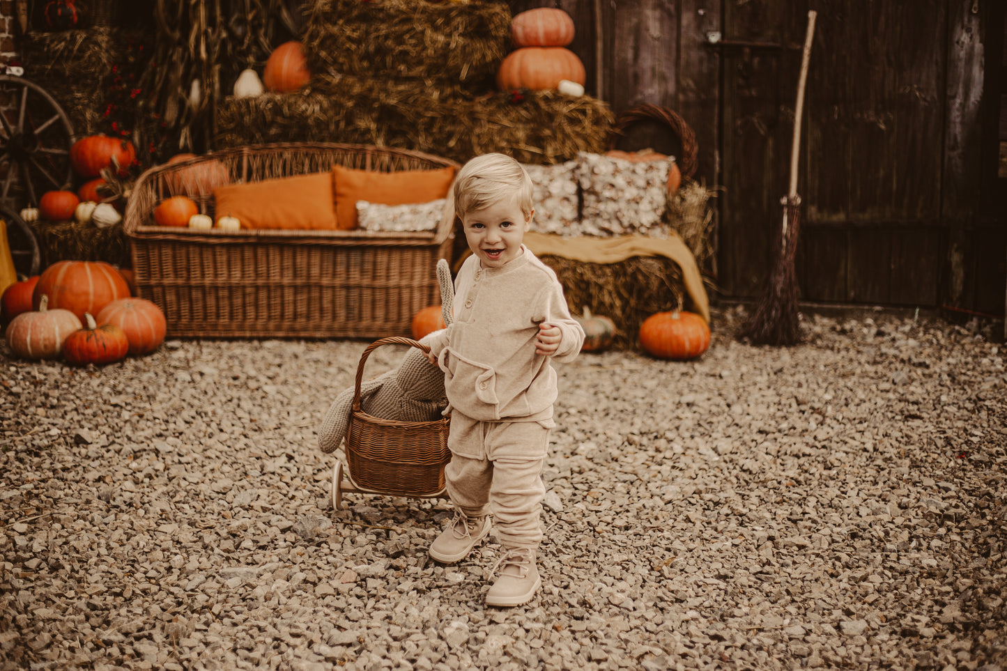 Luke wiklinowy wózek dla lalek z błękitnym obszyciem, z rączką i drewnianymi kołami TheWickerStories