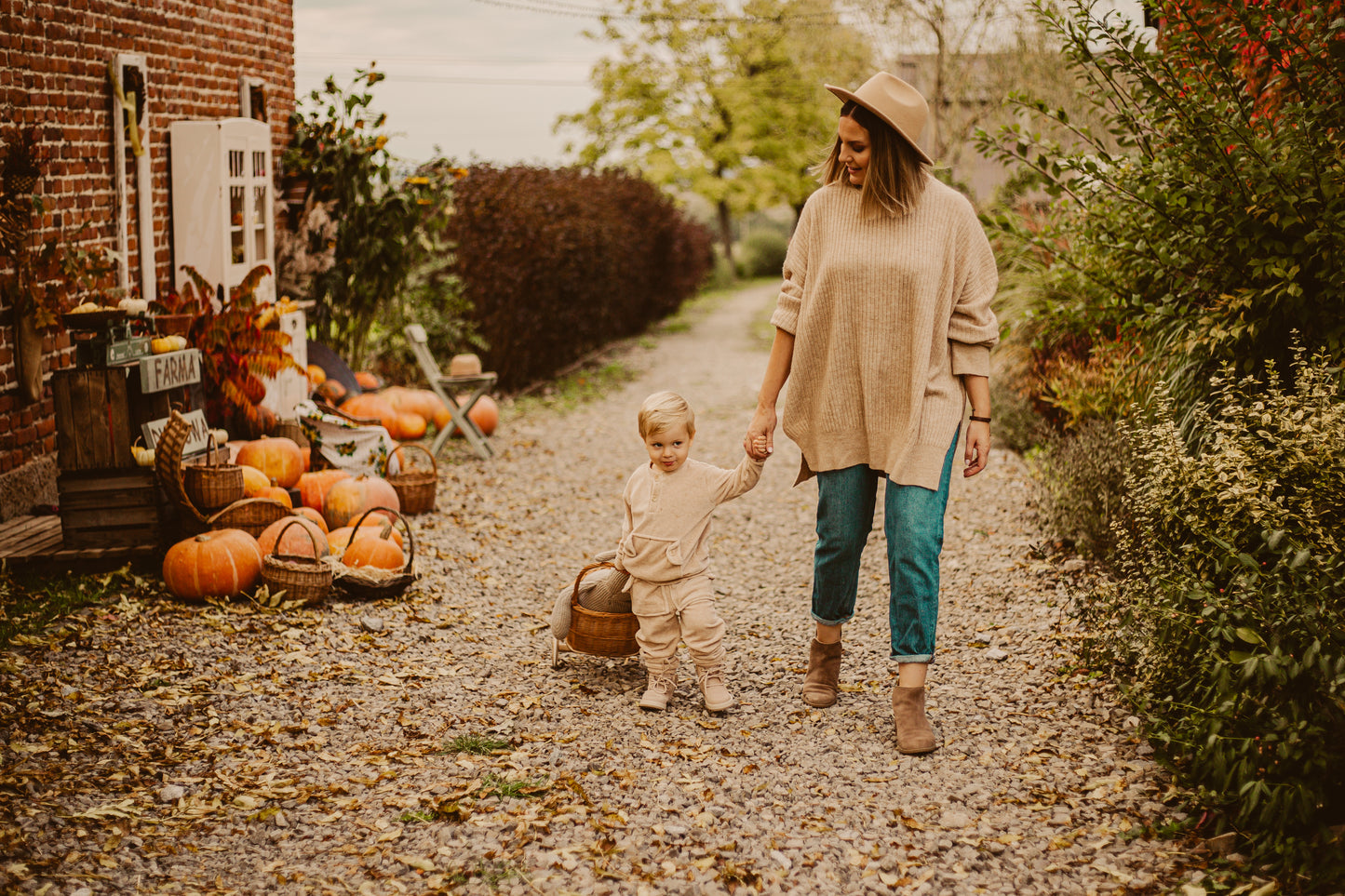 Luke wiklinowy wózek dla dzieci z szarym obszyciem, z rączką i drewnianymi kołami TheWickerStories