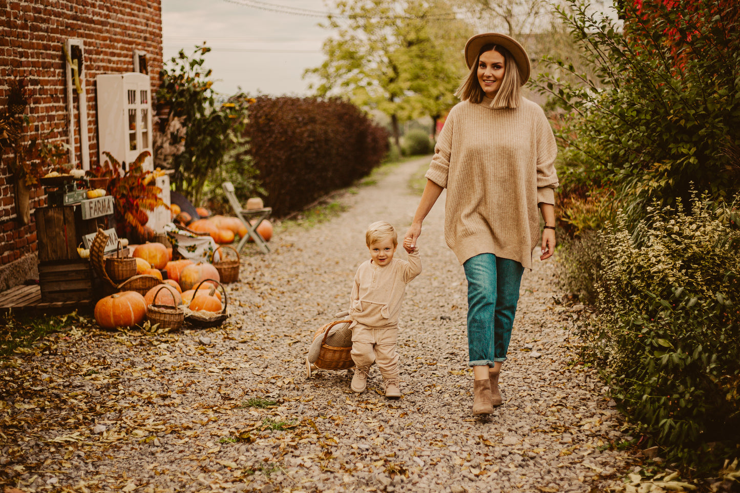 Luke wiklinowy wózek dla dzieci z różowym obszyciem, z rączką i drewnianymi kołami TheWickerStories