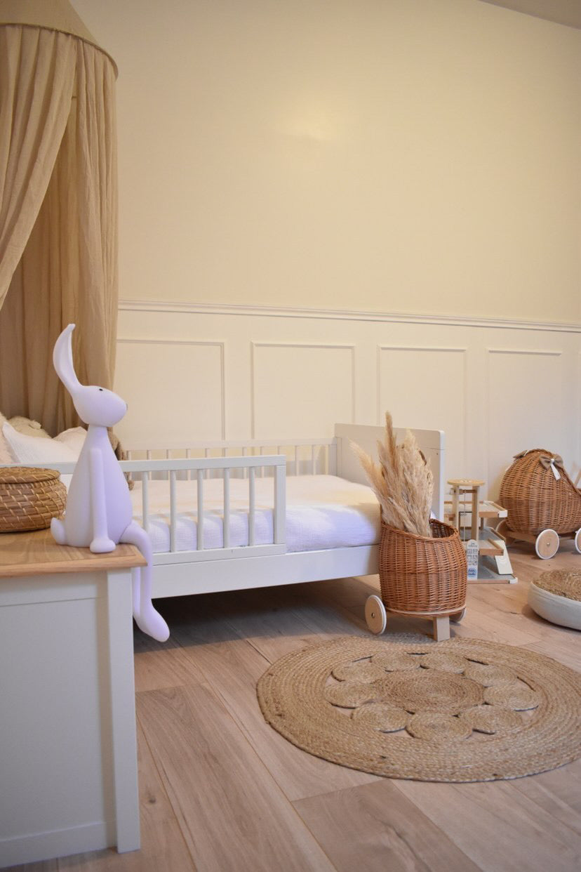 Luke wiklinowy wózek dla dzieci z różowym obszyciem, z rączką i drewnianymi kołami TheWickerStories