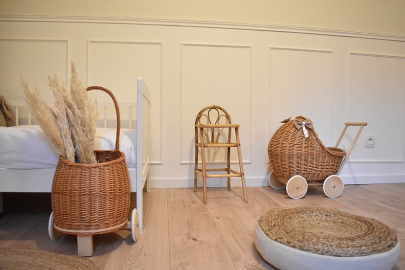 Luke wiklinowy wózek dla dzieci z niebieskim obszyciem, z rączką i drewnianymi kołami TheWickerStories