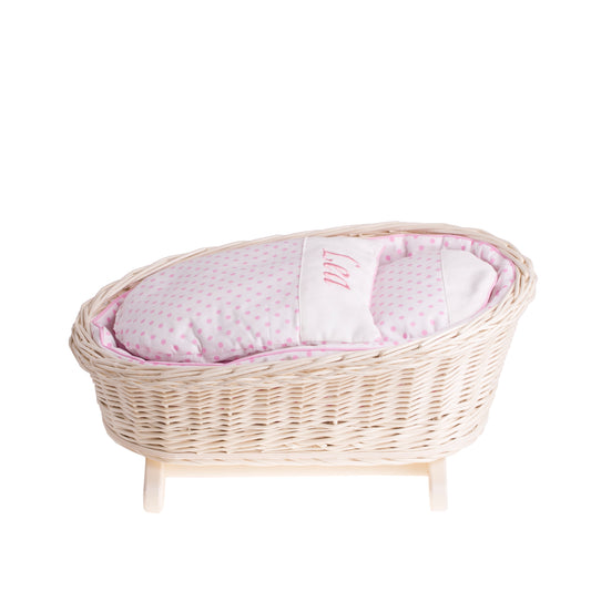 Mimi wiklinowa kołyska dla lalek z personalizacją, różowym obszyciem, poduszką i kołderką TheWickerStories