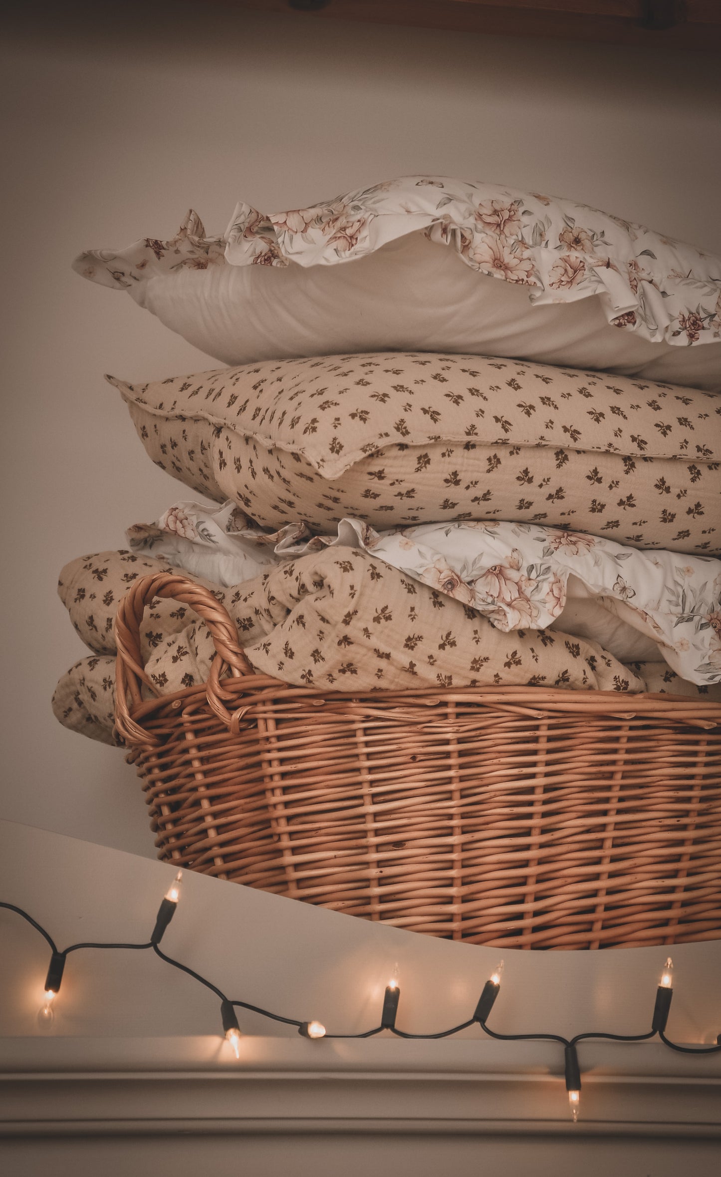 Milvus wiklinowy kosz z beżowym obszyciem i uchwytami TheWickerStories