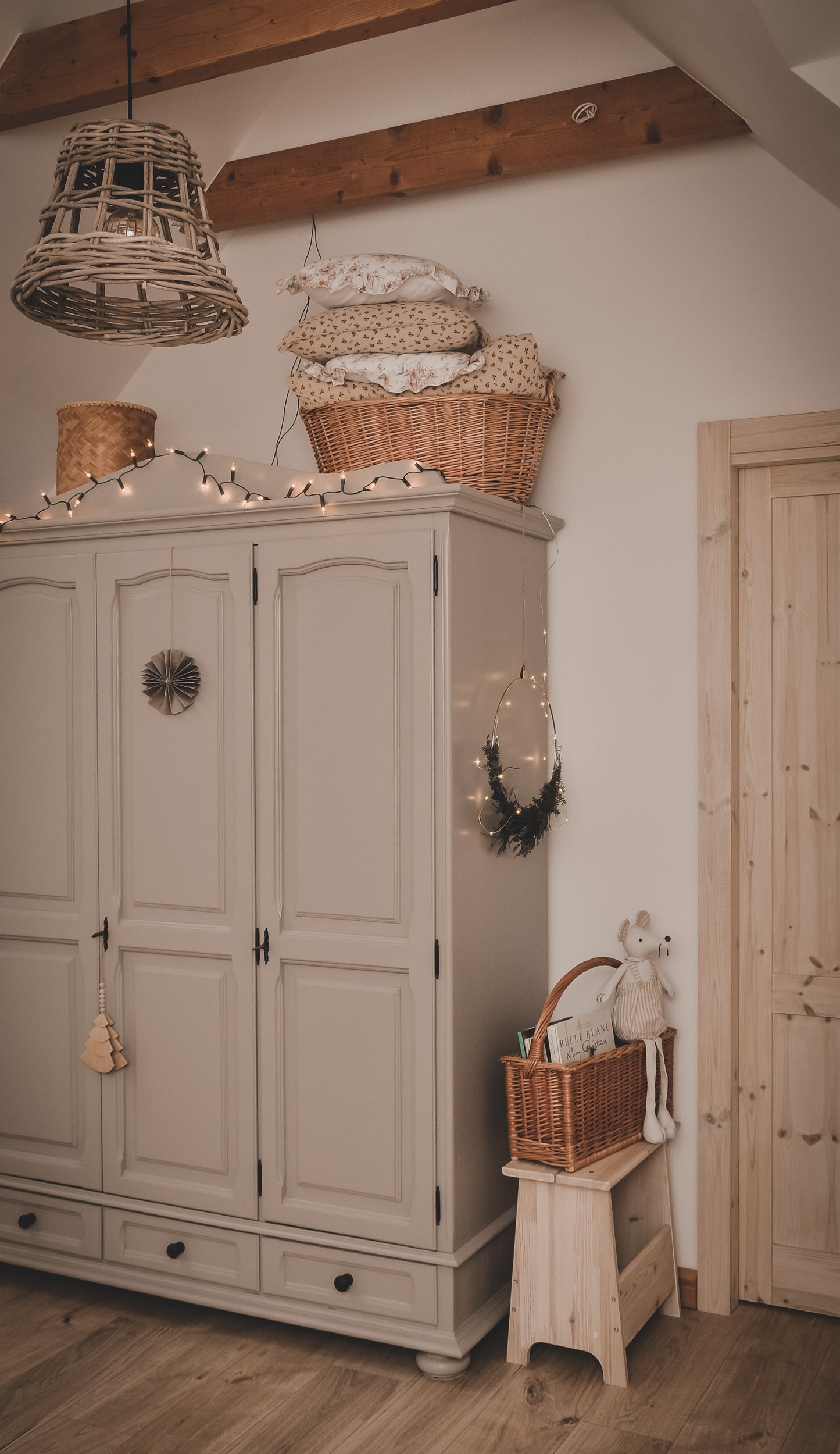 Gavis wiklinowy koszyk na czasopisma z rączką TheWickerStories