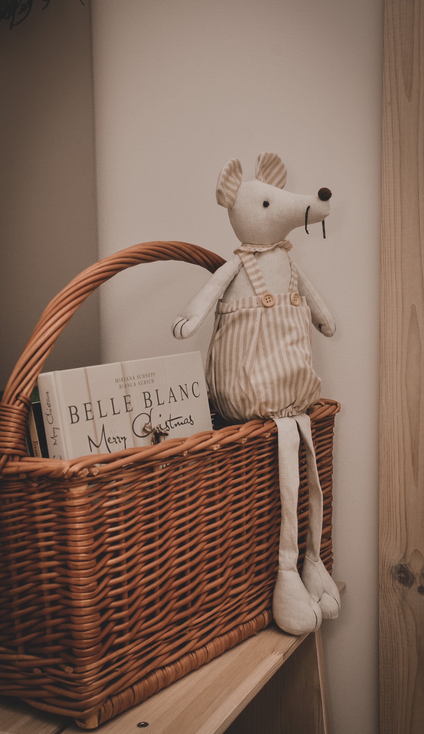 Gavis wiklinowy koszyk na czasopisma z rączką TheWickerStories