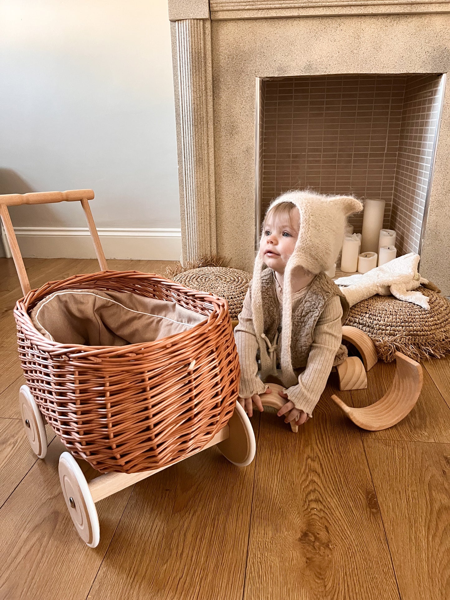 Luke wiklinowy wózek pchacz z beżowym obszyciem TheWickerStories
