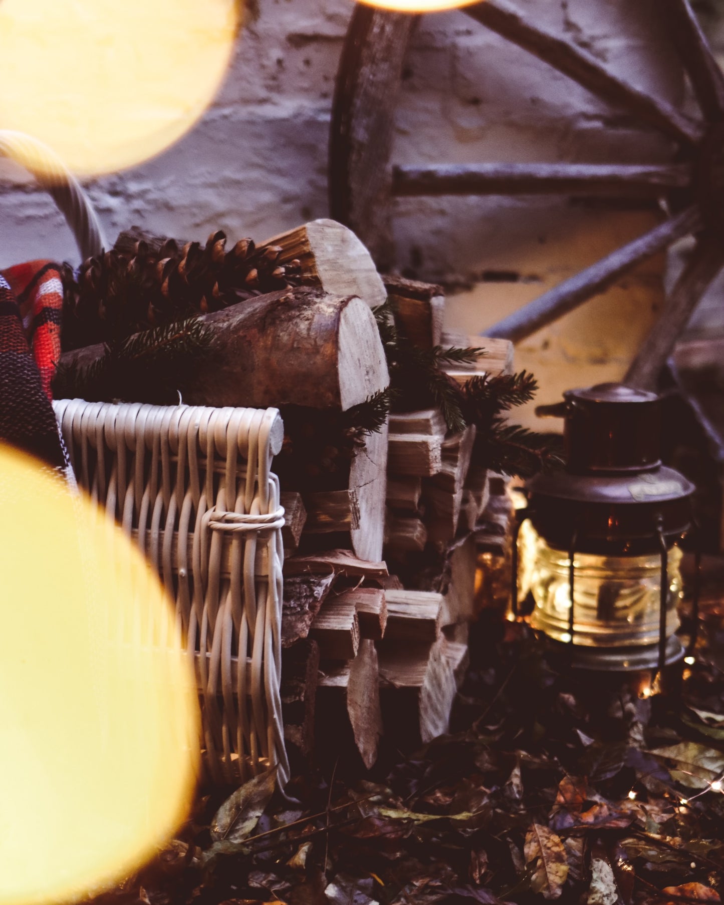 Fano wiklinowy kosz na drewno kominkowe z rączką na drewnianych płozach TheWickerStories