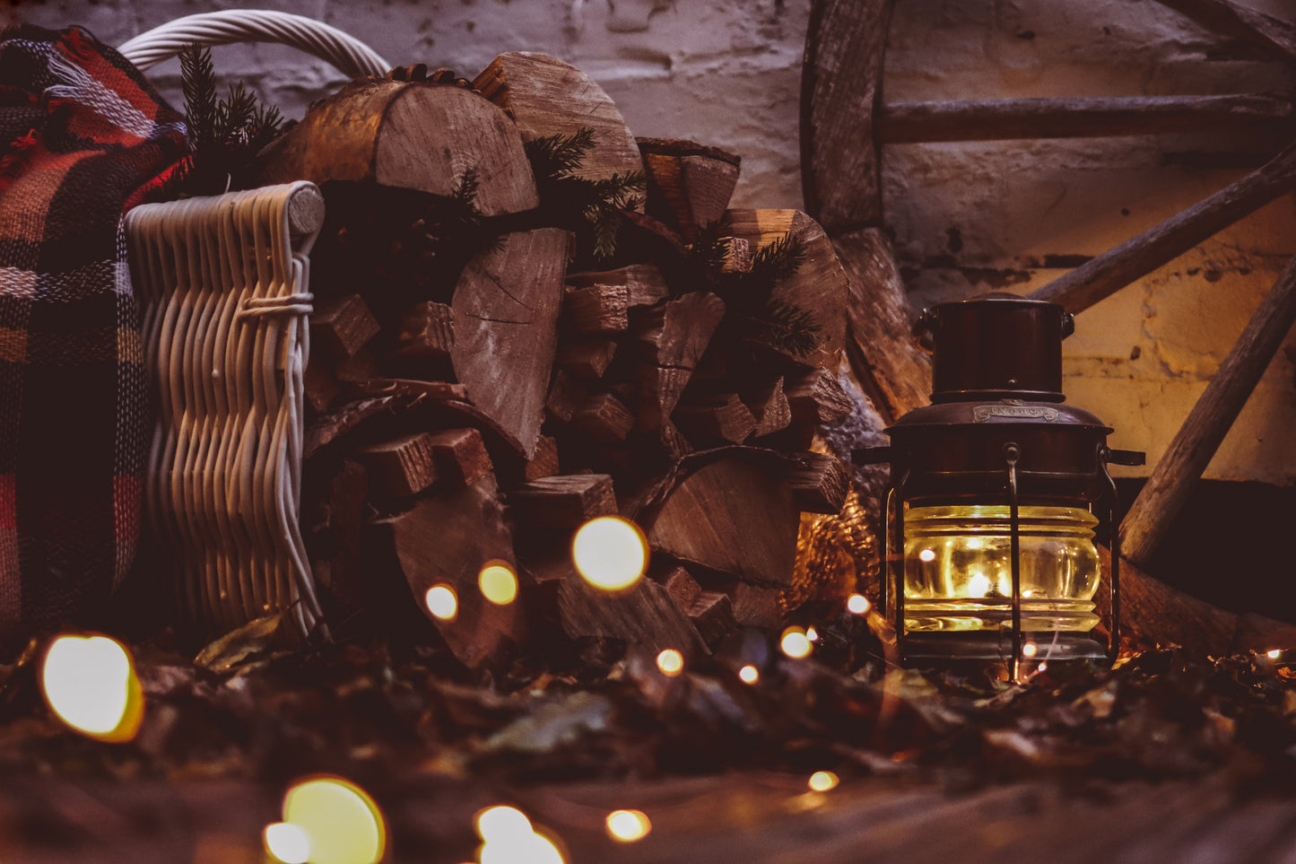 Fano wiklinowy kosz na drewno kominkowe z jutowym obszyciem, z rączką TheWickerStories