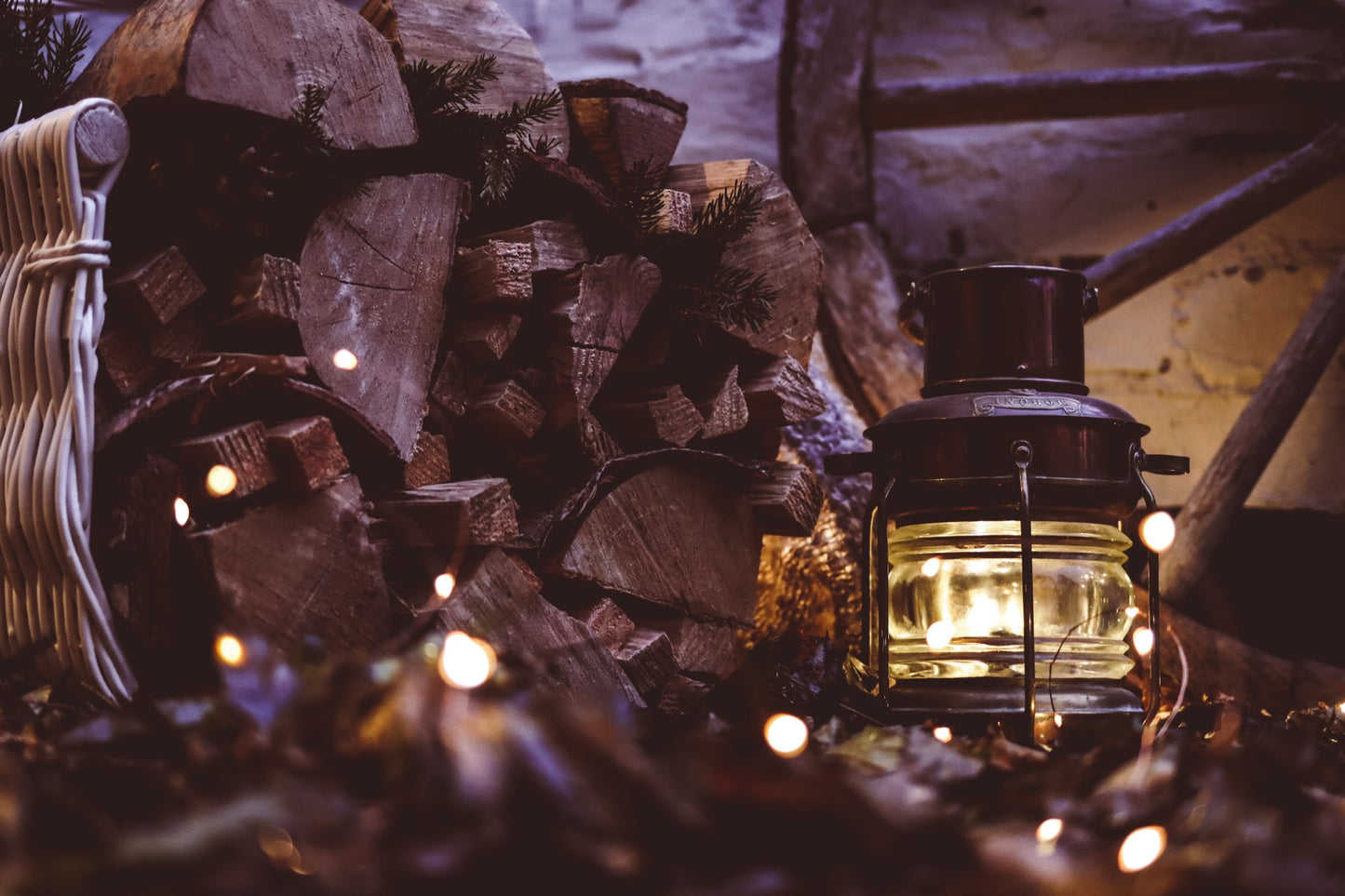 Fano wiklinowy kosz na drewno kominkowe z rączką na drewnianych płozach TheWickerStories