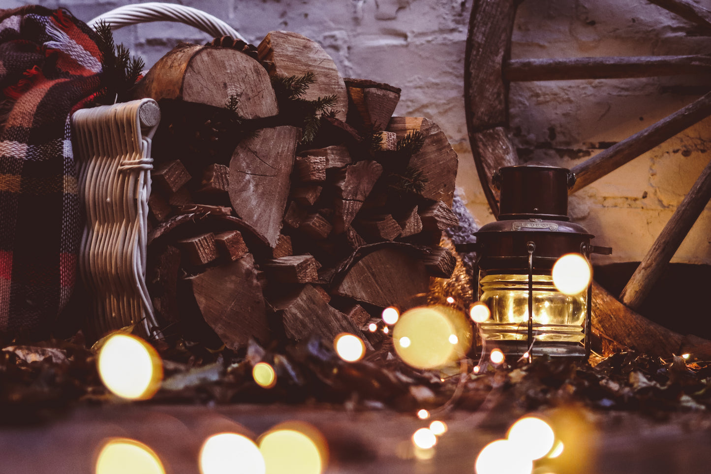 Fano wiklinowy kosz na drewno kominkowe z jutowym obszyciem, z rączką TheWickerStories