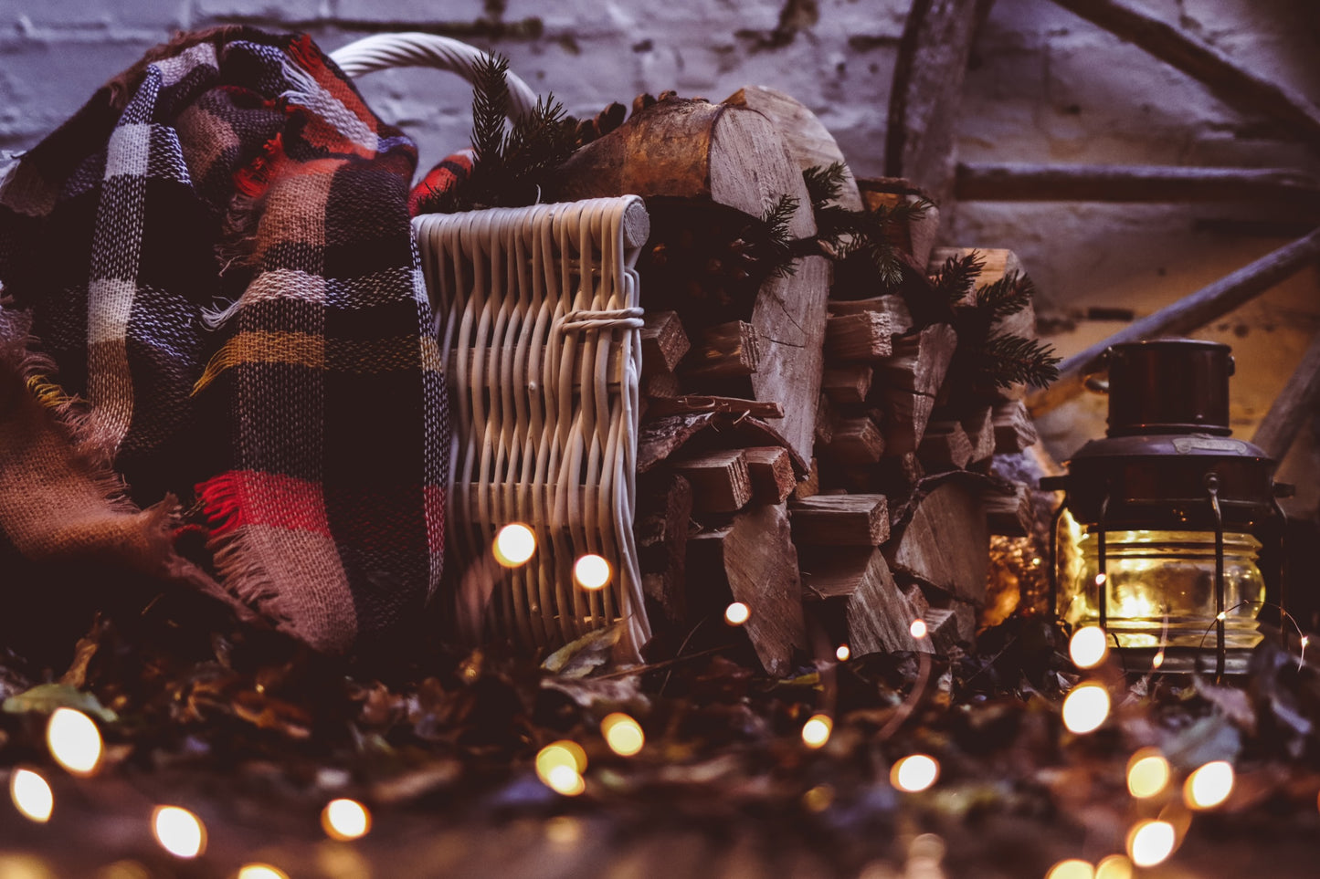 Fano wiklinowy kosz na drewno kominkowe z jutowym obszyciem, z rączką TheWickerStories