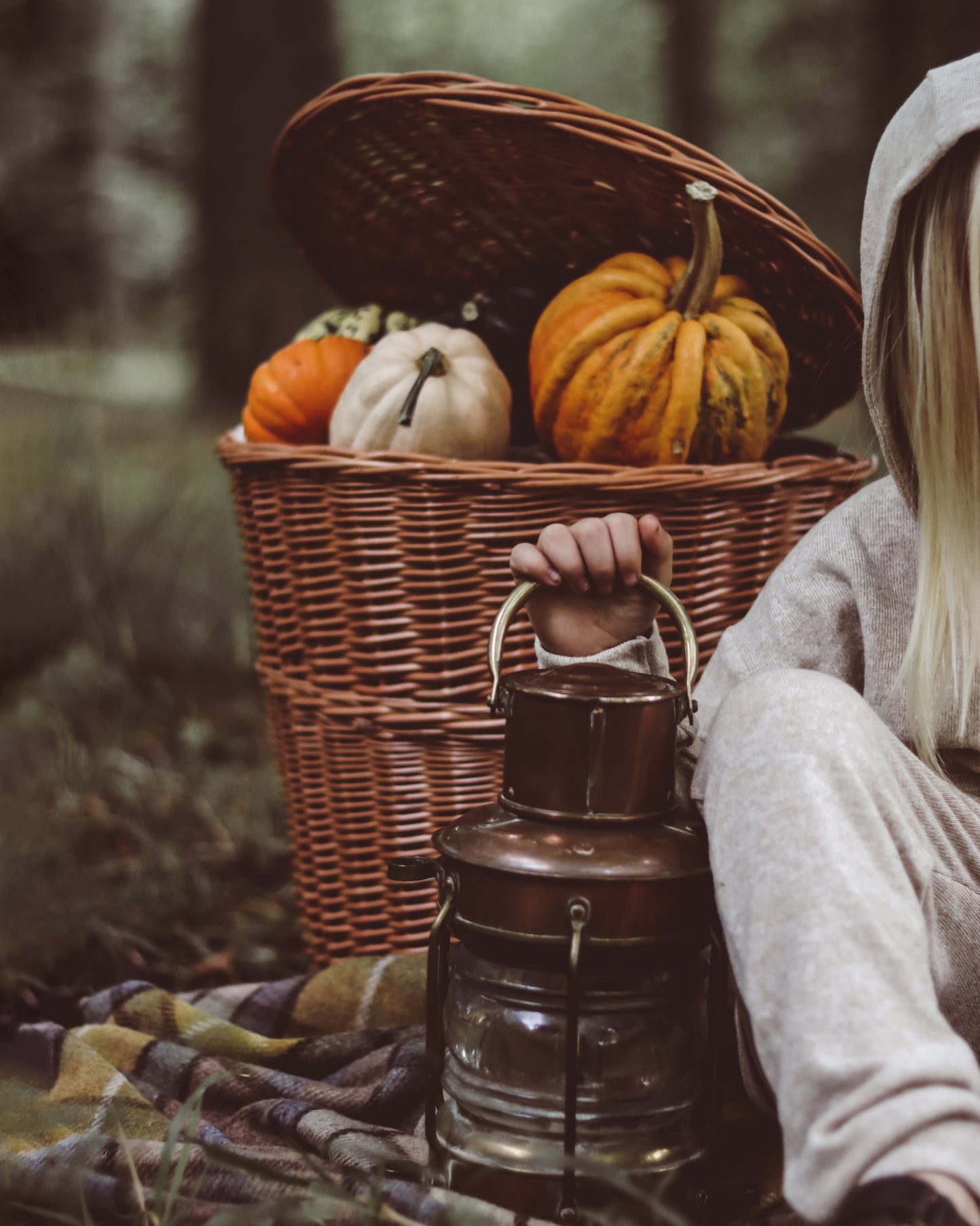 Sirellius wiklinowy plecak z brązowym obszyciem, paskami i wiekiem TheWickerStories