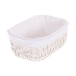 Gebleekte rieten bak afgezet met witte stof met kant 38x28 H20 cm